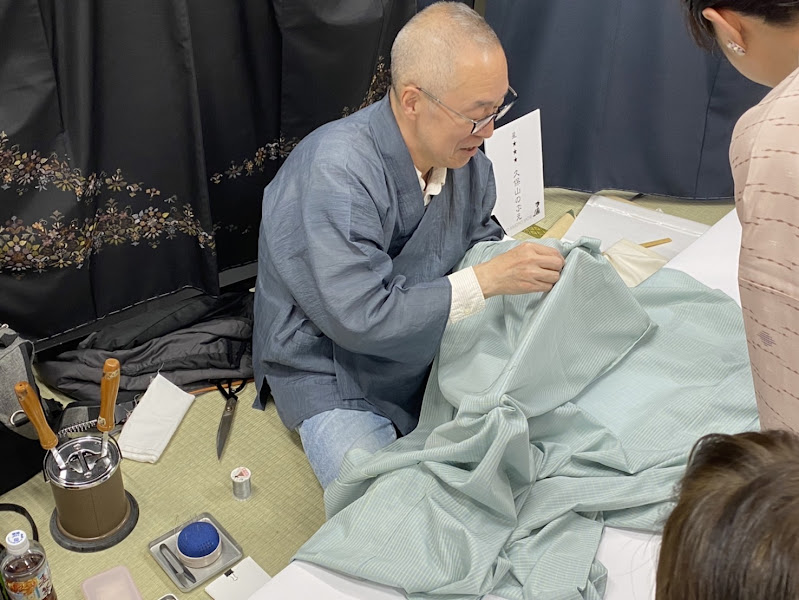 幸村の職人が着物を縫う様子